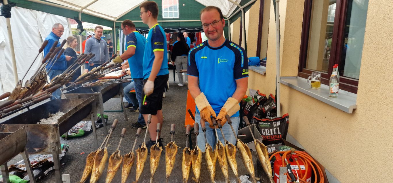 Fischerfest 2025 - Steckerlfisch wenden Fischerfest 2025 - Steckerlfisch wenden